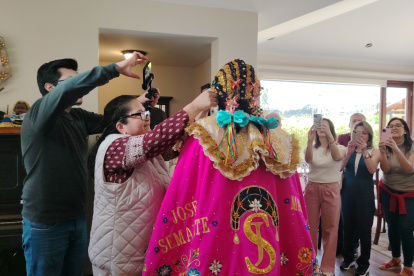 Artesanos elaboraron el traje de la Mama Negra lo que ayuda en la reactivación económica de la localidad.