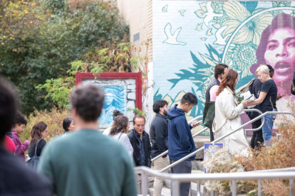 Personas hacen fila fuera de un colegio electoral en Filadelfia, Pennsylvania.