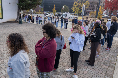 Personas esperan en una fila para votar en un centro de votación instalado en la tienda Banana Factory, este martes, en Bethlehem, Pensilvania (Estados Unidos).
