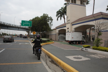 Policías rondan la urbanización luego del hecho delictivo.
