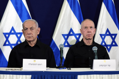 El Primer Ministro de Israel, Benjamin Netanyahu (I), y el Ministro de Defensa, Yoav Gallant (D), en una conferencia de prensa en la base militar Kirya en Tel Aviv, 28 de octubre de 2023.