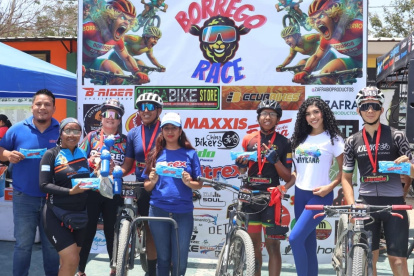 Los competidores, además de pedalear hubo fiesta de espuma y piscinas.