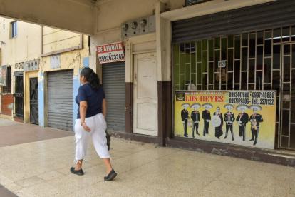 Quiebra. En Guayaquil se ven decenas de locales con el letrero ‘se alquila’, una evidencia de los comercios que han cerrado.
