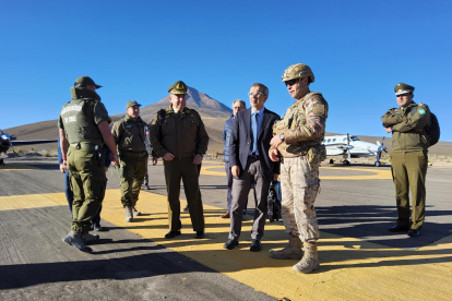 El subsecretario de la cartera Luis Cordero (c), durante su visita a la ciudad fronteriza de Colchane, región de Tarapacá (Chile).
