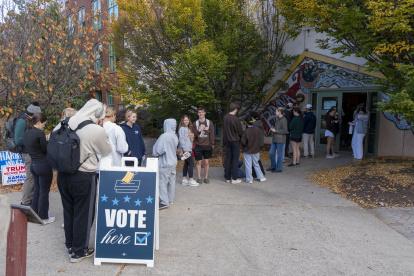 Personas esperan en una fila para votar en un centro de votación instalado en la tienda Banana Factory, este martes, en Bethlehem, Pensilvania (Estados Unidos).