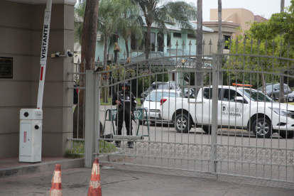 Policía. Durante el día, personal de la Policía entró y salió de la ciudadela. Dentro de ella, se observó además a personal monitoreando y recabando información en el sitio.
