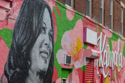 Un mural de la vicepresidenta de EE.UU. y candidata demócrata a la Casa Blanca, Kamala Harris, en Mount Airy, Filadelfia, Pensilvania, ested martes 5 de noviembre de 2024, día de las elecciones.