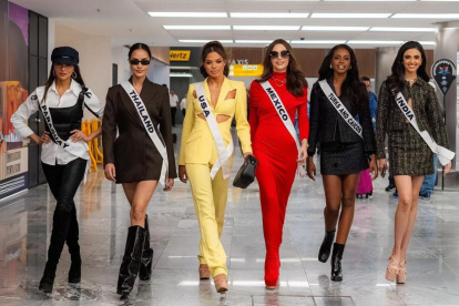 Cinco de las 130 candidatas a Miss Universo a su llegada al aeropuerto de Ciudad de México.