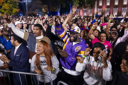 Partidarios de la candidata demócrata Kamala Harris se reúnen para una fiesta de vigilancia nocturna de las elecciones en la Universidad Howard en Washington, este martes 5 de noviembre.