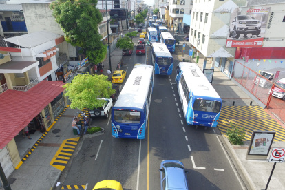 LOS HABITANTES DE LA CALLE DE GUAYAQUIL SE QUEJAN POR EL HUMO Y EL DAÑO EN LA CALLE TRAS EL RECORRIDO DE BUSES POR EL SEGUNDO CORREDOR VÍAL.
10052018 - CALLE ESMERALDAS CONGESTIONADA POR BUSES / GUAYAQUIL - ECUADOR / ALEX LIMA / EXPRESO.