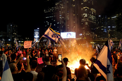 Manifestantes antigubernamentales salen a las calles después de que el primer ministro israelí despidiera al ministro de Defensa, Yoav Gallant, en Tel Aviv, Israel, el 5 de noviembre de 2024.VASSIL DONEV