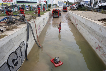 Bomberos de Motril continúan con las labores de achique en un túnel de Alfafar, este miércoles.