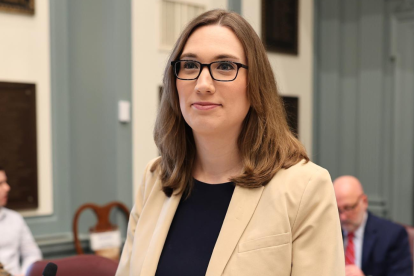 Sarah McBride fue electa en su estado Delware, por el partido demócrata.