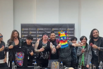 Cinco de los ocho músicos del grupo madrileño encararon a la prensa musical. Recibieron de sus fans máscaras y camisetas de Diablo Umas como obsequio.