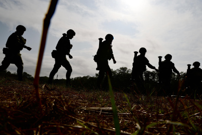 Los reclutas taiwaneses llevan lanzacohetes durante un simulacro con fuego real dentro de una base militar en la ciudad de Tainan, Taiwán, el 6 de noviembre de 2024.