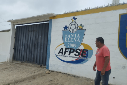 Las puertas de la Asociación de Fútbol de Santa Elena permanecieron cerradas, pese a que los dirigentes "electos" estaban reunidos a su interior.