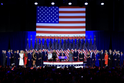 El candidato presidencial estadounidense por el partido republicano, Donald Trump, se proclama vencedor de las elecciones ante sus seguidores en el centro de Convenciones de Palm Beach en Florida, Estados Unidos.
