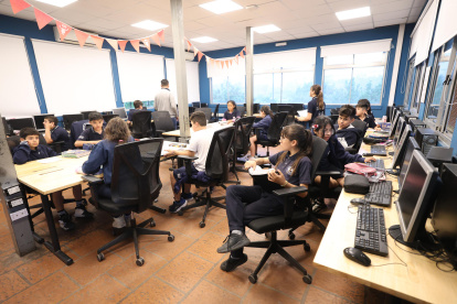 Actividades. Varios estudiantes asisten a una jornada de clases en el María de Guadalupe en un día reciente.