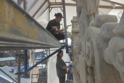 La restauradora Olena Savchuk (abajo) trabaja en la restauración de la torre del antiguo monasterio benedictino del siglo XVII en Leópolis.