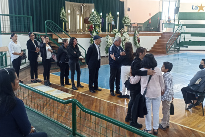 Velación. Ayer, feligreses despidieron a su párroco, en coliseo de Ambato.