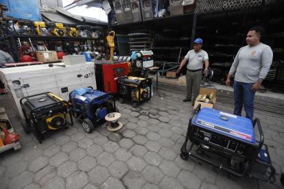 En dos meses de apagones la demanda de generadores aumentó. Solo en 30 días, en una ferretería de Cumbayá se vendieron 160.