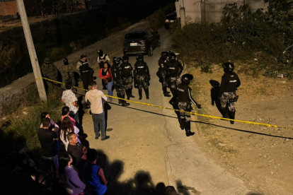 Agentes policiales llegaron hasta el lugar donde se registraron los asesinatos.