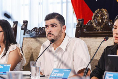 Aquiles Álvarez en una reunión del Consejo cantonal de Guayaquil.