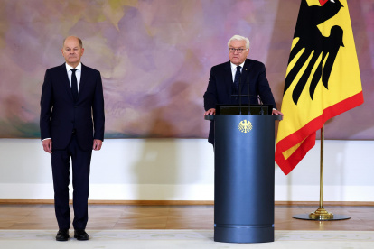 El Canciller alemán Olaf Scholz (L) y el Presidente alemán Steinmeier en el Palacio Bellevue en Berlín, Alemania, 07 de noviembre de 2024.