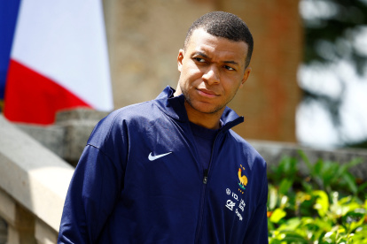 Clairefontaine-en-yvelines (France), 03/06/2024.- French soccer player Kylian Mbappe waits for the arrival of French President Emmanuel Macron for a lunch at their training camp ahead of the UEFA Euro 2024, in Clairefontaine-en-Yvelines, France, 03 June 2024. (Francia) EFE/EPA/SARAH MEYSSONNIER / POOL MAXPPP OUT