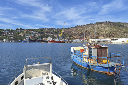 SHËNGJIN, 07/11/2024.- Nada en la localidad portuaria de Shëngjin, en la costa adriática de Albania, indica este jueves que es el centro de una controvertida iniciativa que puede redefinir el futuro de la política migratoria de la Unión Europea (UE). Apenas unos pocos turistas pasean por el centro de esta pequeña ciudad de 8.000 habitantes, que en verano se llena de visitantes, en un agradable día de otoño. Muchos comercios y restaurantes aparecen hoy cerrados, ahora que la temporada alta ha pasado. En la imagen, vista de la localidad portuaria de Shëngjin en la costa adriática de Albania. EFE/ Ivan Blazevski.