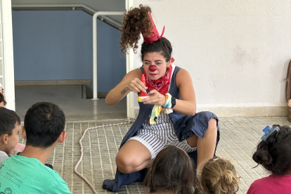Payasos de la asociación Clown me In actúan ante una veintena de niños en un centro social de la localidad libanesa de Baabdat como parte de su programa itinerante de espectáculos para atender la salud mental de los menores