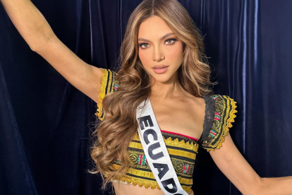 Mara modelando una prenda con colores característicos de Ecuador