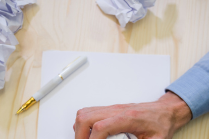 Escribir sentimientos de ira y luego tirar el papel puede reducir el enojo