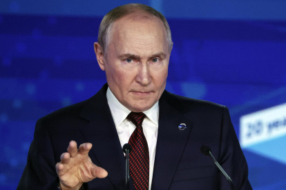 El presidente ruso, Vladímir Putin, pronuncia su discurso durante la sesión plenaria de la XXI reunión anual del Club de Debate Valdái titulada "¿Sobre qué base se puede lograr una paz duradera? Seguridad común e igualdad de oportunidades para el desarrollo en el siglo XXI", en Sochi, región de Krasnodar (Rusia), el 7 de noviembre de 2024. La reunión anual del Club de Debate Valdái se celebra del 4 al 7 de noviembre.