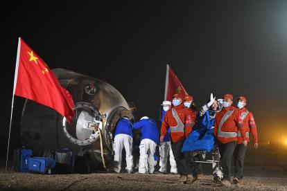 El astronauta chino Li Cong (3-D) saluda mientras es sacado de la cápsula de retorno de la nave espacial tripulada Shenzhou-18 en el sitio de aterrizaje Dongfeng, en la Región Autónoma de Mongolia Interior, China.