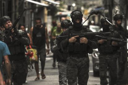 Policías que participan en un operativo contra las bandas criminales en la Favela de Maré, en la zona norte de la ciudad de Río de Janeiro (Brasil).