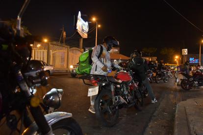 . Trabajadores. Esperando tener una carrera de delivery.