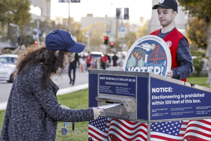 Una mujer latina deposita su voto este martes en la ciudad de Ditroit, en Michigan, Estados Unidos.