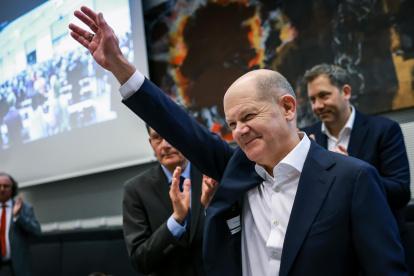 El canciller alemán Olaf Scholz saluda mientras recibe aplausos antes de una reunión de fracción del Partido Socialdemócrata (SPD) en Berlín, Alemania.