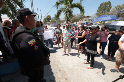 Malestar. La ciudadanía ha llevado sus quejas en grupo hasta los exteriores de las UPC de la ciudadela.