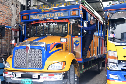 En La Chiva de mi Pueblo ponen a punto los vehículos para la temporada. Realizan de cuatro a seis recorridos diarios durante las fiestas.