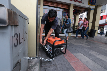 Comerciantes. Los propietarios de los negocios atan sus generadores a la pared con cadenas y candados, para que no sean robados por los delincuentes. Han ocurrido varios casos.