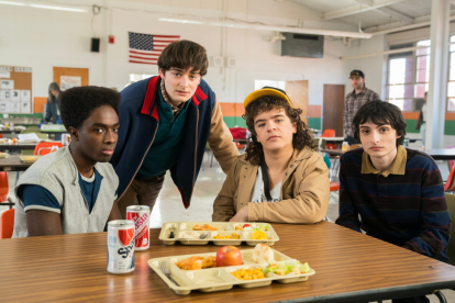 "Desde Hawkins con amor: detrás de cámaras de Stranger Things - Temporada 5", publicó Netflix acompañando la entrada con fotos del elenco.