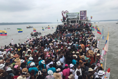 Los devotos acuden en caravana en lanchas para el desfile náutico en la isa isla de Canchimalero, en Esmeraldas