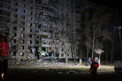 Los rescatistas trabajan en el lugar de un ataque con bomba planeadora contra un edificio residencial en Kharkiv, Ucrania, el 8 de noviembre de 2024, en medio de la invasión rusa.