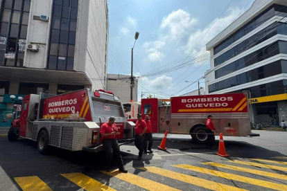 Manifiesto. Los bomberos cerraron la calle Bolívar donde se encuentra la entidad, situada en pleno centro de Quevedo, provincia de Los Ríos.