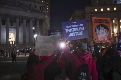 La gente se reúne en Foley Square durante la manifestación "Proteger a los neoyorquinos inmigrantes" en Nueva York, Nueva York, EE.UU., el 7 de noviembre de 2024.