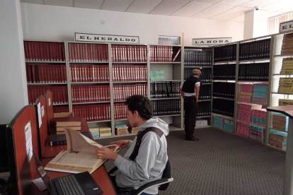 AMBATO. La biblioteca cuenta con más de 10.00 obras.