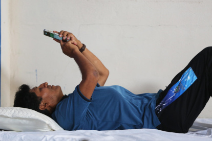 Fotografía fechada el 6 de noviembre de 2024 del expresidente Evo Morales (2006-2019), observando su teléfono durante el quinto día de huelga de hambre iniciada por el exmandatario en Lauca Ñ (Bolivia).