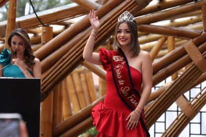 Camila Becerra, actual reina, durante la presentación de las 10 candidatas.